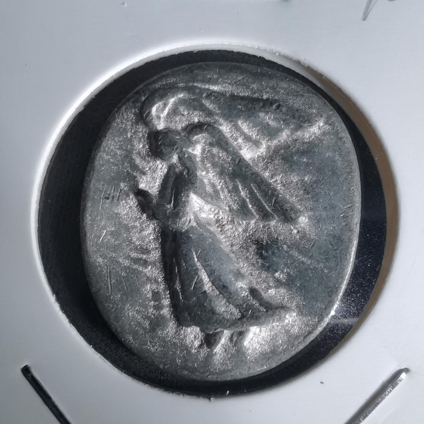 沼泽如烟--第1018场 古希腊胜利女神尼克（Nike）形象的现代饰品/纪念章