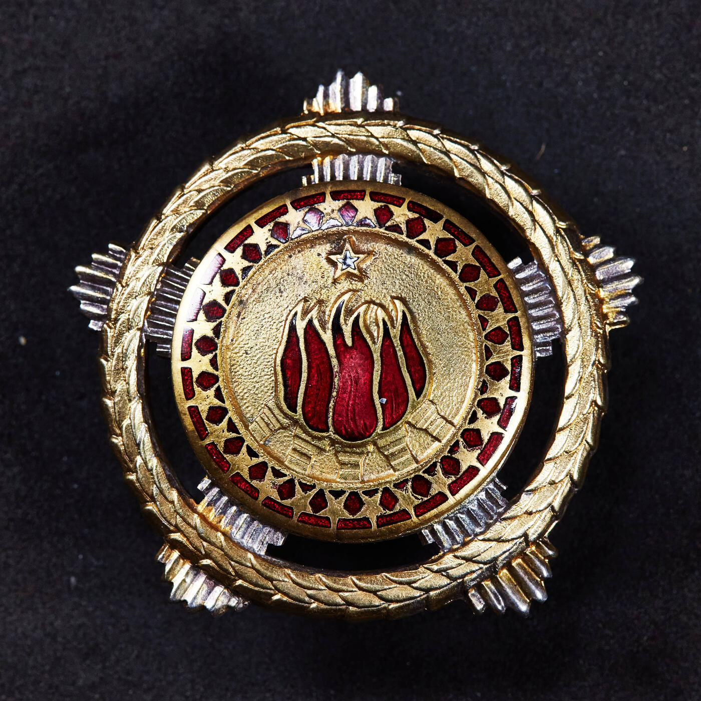 【俄甄集藏】2026年(049)03-18星期三 晚 19:30 全场包邮 南斯拉夫社会主义共和国一级兄弟团结与友谊勋章，银质镀金珐琅，轮版带银标，全品，直径：50mm，重量：49.7克，少见品种