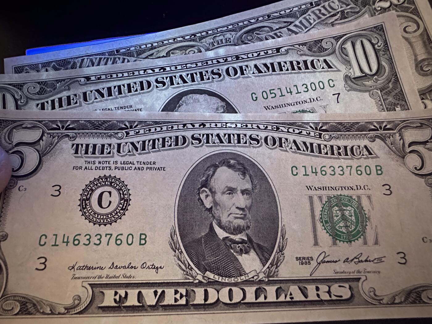 《外钞收藏家》第六百一十六期（精品场）（长期征集拍品、欢迎藏友们联系合作） 美国小头版5、10、20美元 全新轻微潮+大头版20美元AU 四张一起