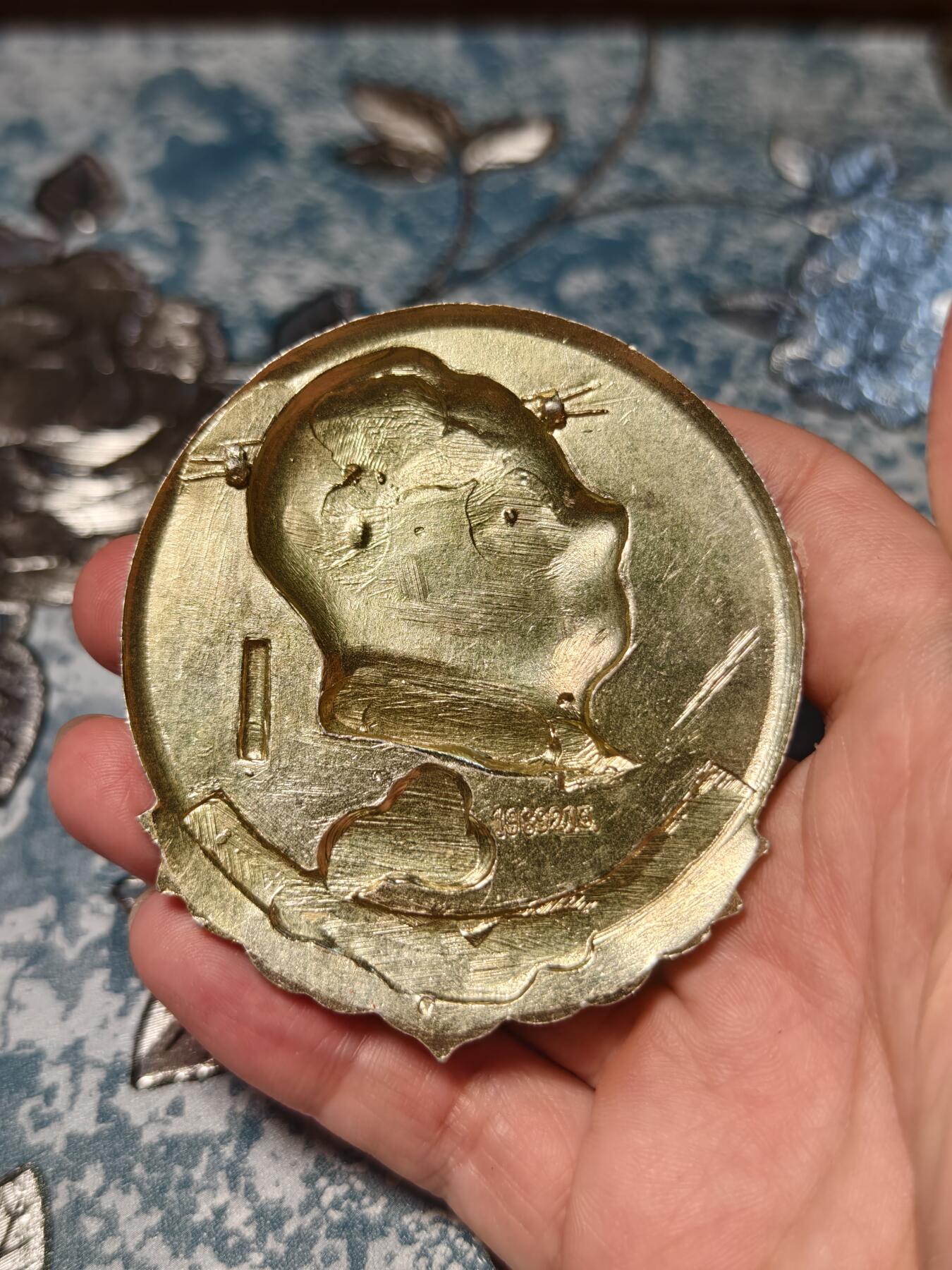 抚柳草堂-第十五期章牌钱币  奖章勋章限时免佣 满百包邮 放漏专场 1969毛主席像章 大号彩章天安门向日葵党旗华表 尺寸73*66左右 非常漂亮市场价小几百的品种 