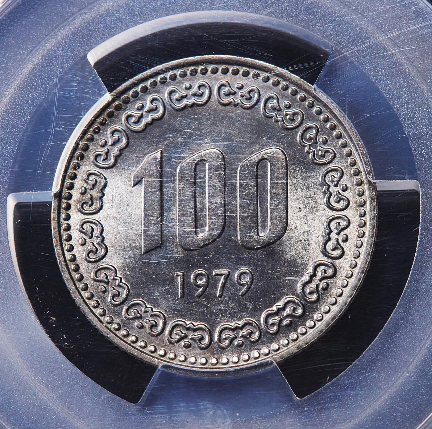 【俄甄集藏】2026年(049)03-18星期三 晚 19:30 全场包邮 韩国1979年100元镍币、日本1999年平成天皇即位十年500元精制纪念币2枚一组，PCGS MS63/PR70DC