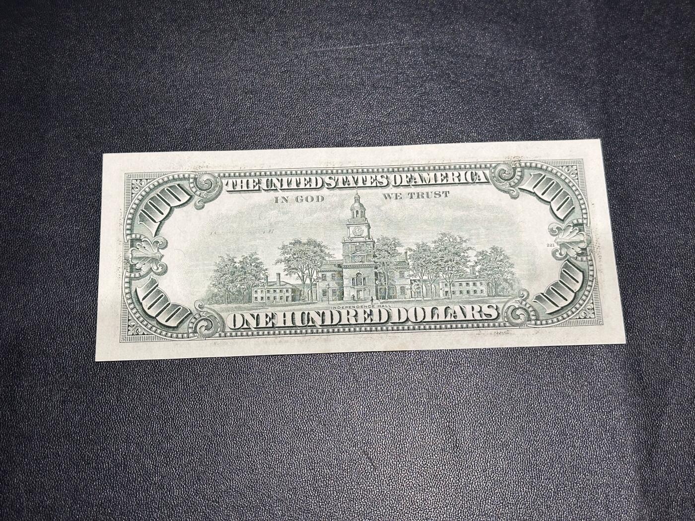 《外钞收藏家》第六百一十六期（精品场）（长期征集拍品、欢迎藏友们联系合作） 1990年美国小头版100美元 全新 轻微潮