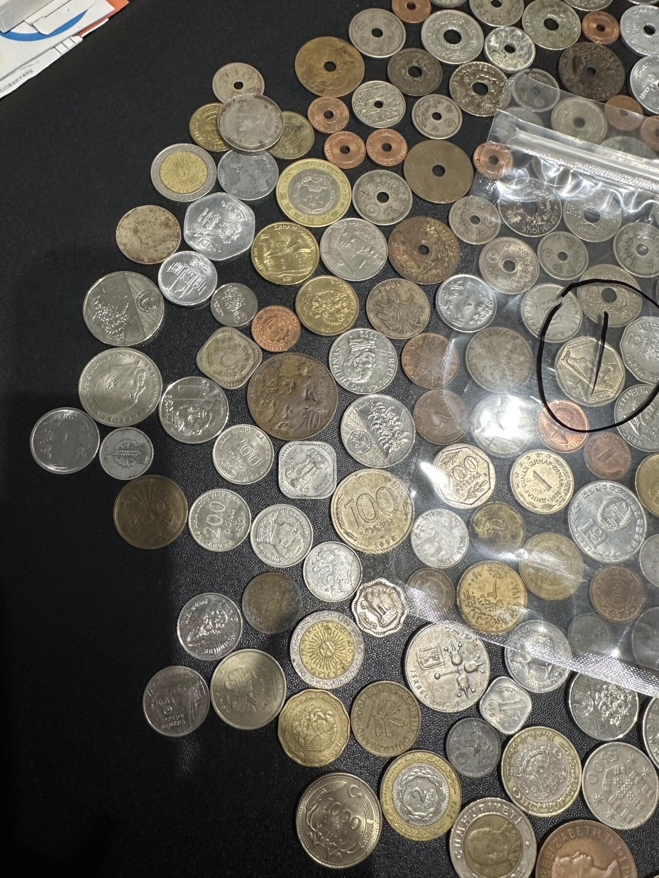 《外钞收藏家》第六百一十六期（精品场）（长期征集拍品、欢迎藏友们联系合作） 硬币包1号 100多枚一起