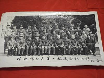橙子收藏第五期 - 河池军分区第一政委会议合影  这张珍贵的黑白合影拍摄于1982年10月，记录了广西河池军分区第一政委会议的重要瞬间，是改革开放初期中国边疆地区军政建设与军民团结的生动见证