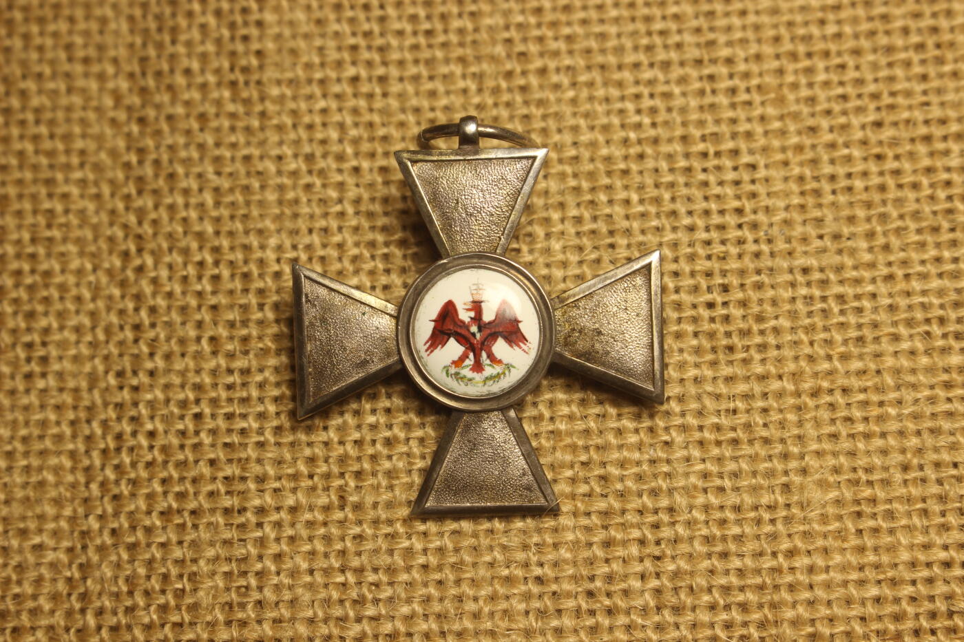 2026.3.14德系主题拍卖 四级红鹰勋章，银质、陶瓷彩绘，珠宝商私人订制产品，无厂标、银标，机测实际含银量91%，轻微佩戴痕迹，结构无损