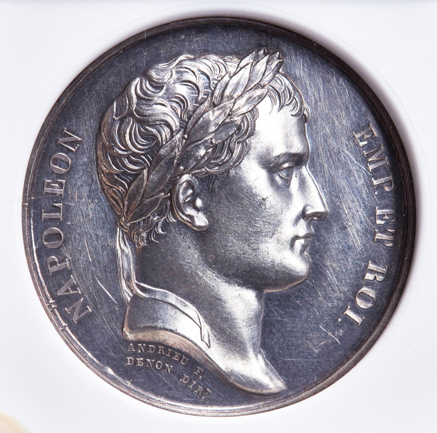 【俄甄集藏】2026年(049)03-18星期三 晚 19:30 全场包邮 法国1811年拿破仑帝国纪念荣誉军团遗孤教养机构成立大银章，NGC UNCD，高浮雕，类精制底板，原味包浆，设计精美，稀少品种