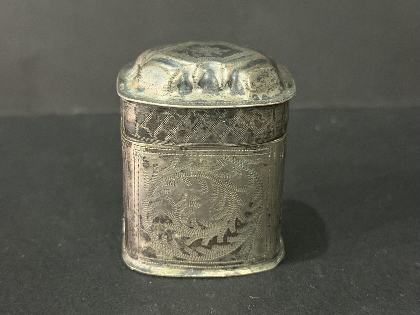 海外回流精品专场 法国回流19世纪银制牙膏盒（高：4.7cm，重：33.6g，有银标如图，不确定含银量）