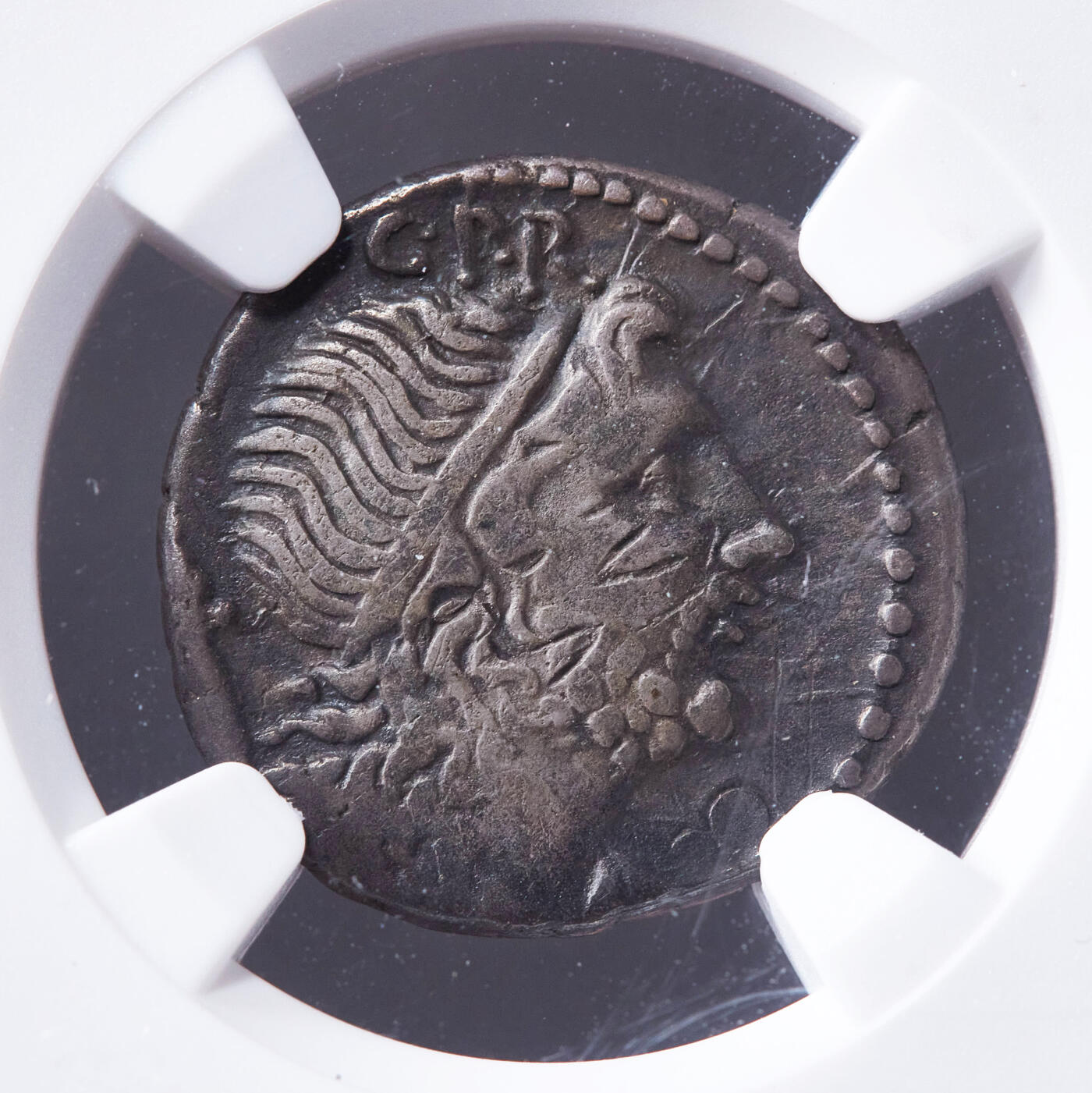 【俄甄集藏】2026年(049)03-18星期三 晚 19:30 全场包邮 古罗马共和国公元前76-前75年精力之神1第纳尔银币，NGC VF (Str4/5, Sur2/5)，发行于西班牙地区，正面精力之神束发带面右像，后方有一柄权杖，上方有“致罗马人民的保护神”的铭文缩写 “G.P.R”，背面左边权杖右边船舵中间地球，两侧币文EX.SC意为受元老院授权，下方制币官与财务官姓名缩写，少见品种，极美品，收藏匣老包浆