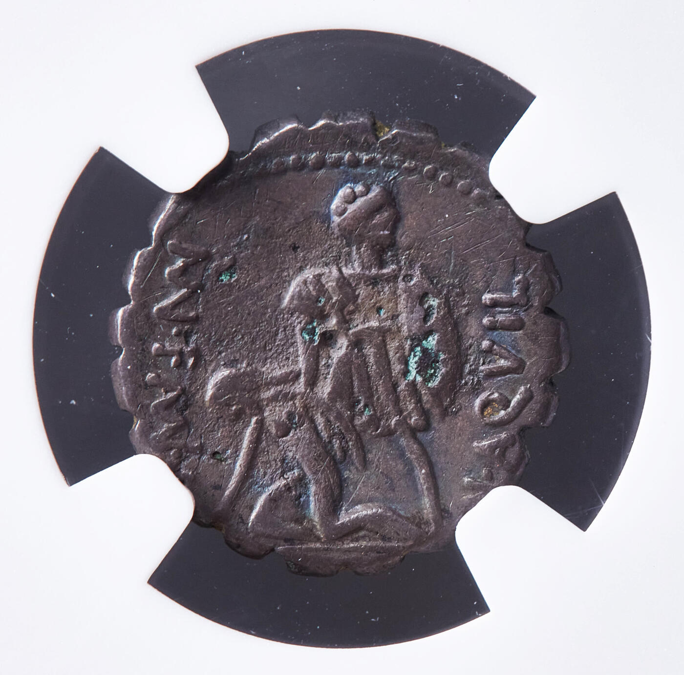 【俄甄集藏】2026年(049)03-18星期三 晚 19:30 全场包邮 古罗马共和国公元前65年勇气之神维尔图斯西西里岛平叛1狄纳里银皮铜芯纪念币，NGC ChVF (Str 5/5, Sur 2/5)，罗马造币厂打制，制币官Man. Aquillius m.f，正面勇气之神维尔图斯面右像，背面马尼乌斯阿奎利乌斯身着军装手拿盾牌，旁边跪着的西西里的拟人女性形象，盒体有两处小磕损，见详图