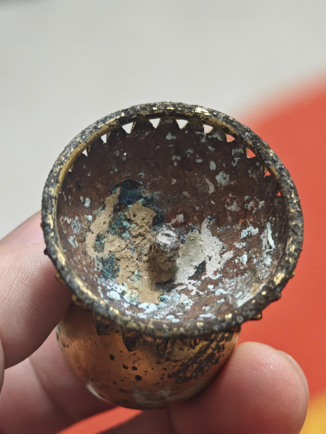 橙子收藏第五期 这是一件清代官员朝冠所用的铜鎏金帽顶(七品莲花座），是清代冠服制度与等级文化的典型实物见证