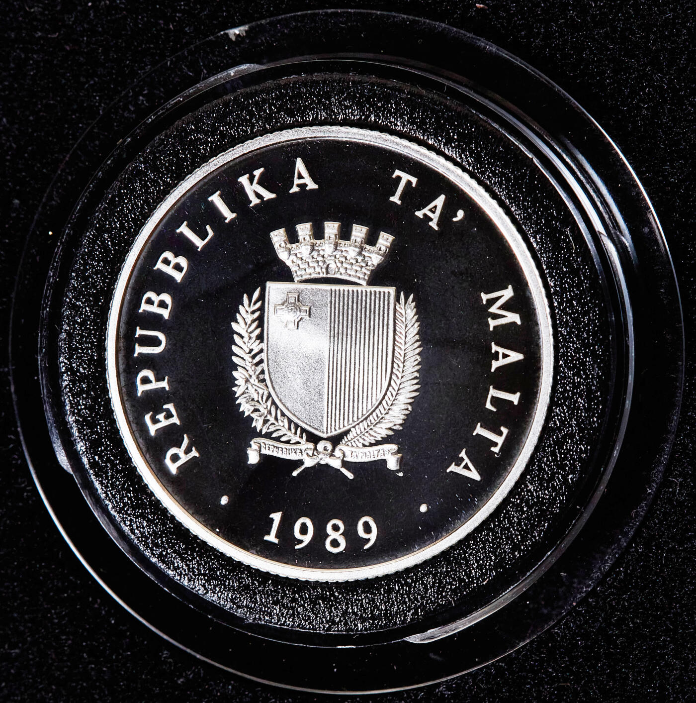 【俄甄集藏】2026年(049)03-18星期三 晚 19:30 全场包邮 马耳他1989年前总理、政治家乔治·博尔格·奥利维尔头像纪念独立25周年2里拉精制银币，原盒，重17克，925银，发行量7500枚