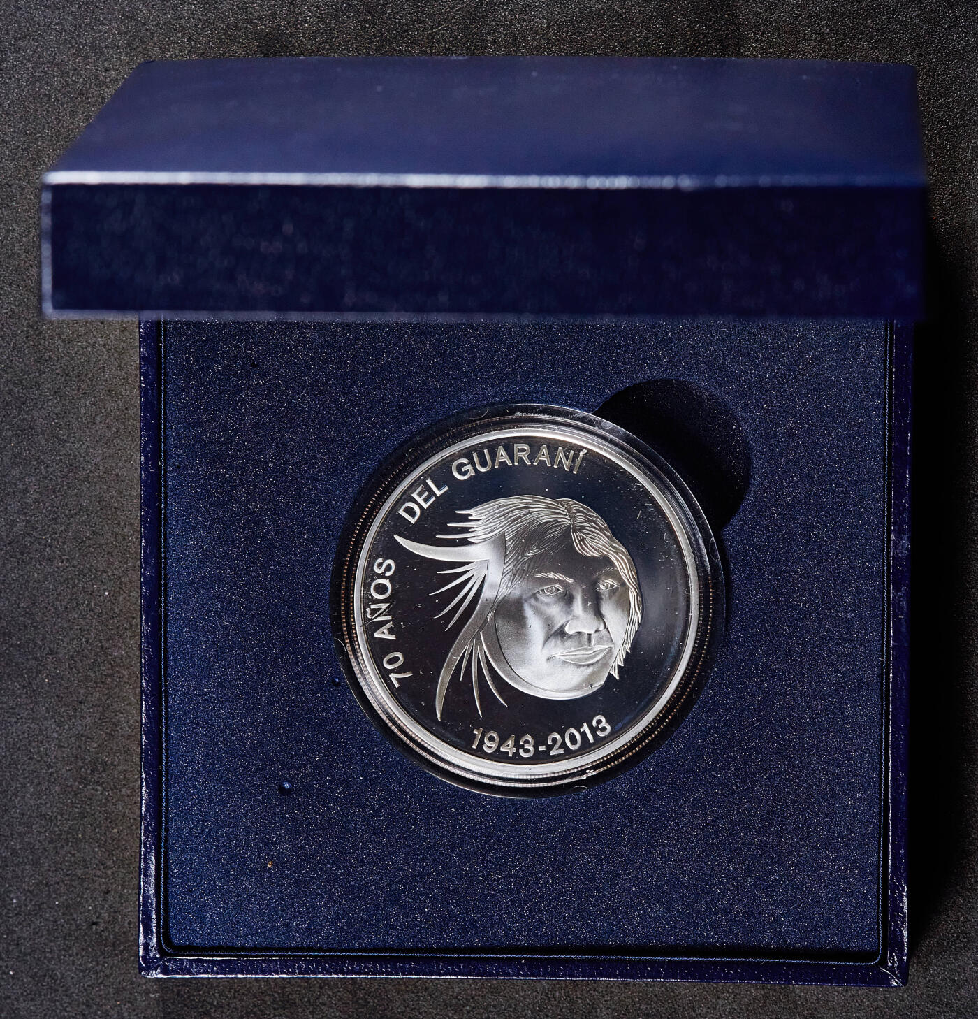 【俄甄集藏】2026年(049)03-18星期三 晚 19:30 全场包邮 巴拉圭2013年纪念以土著民族瓜拉尼命名的货币成为法定货币70周年1瓜拉尼精制大银币，原盒证，重27克，925银，发行量700枚，稀有品种