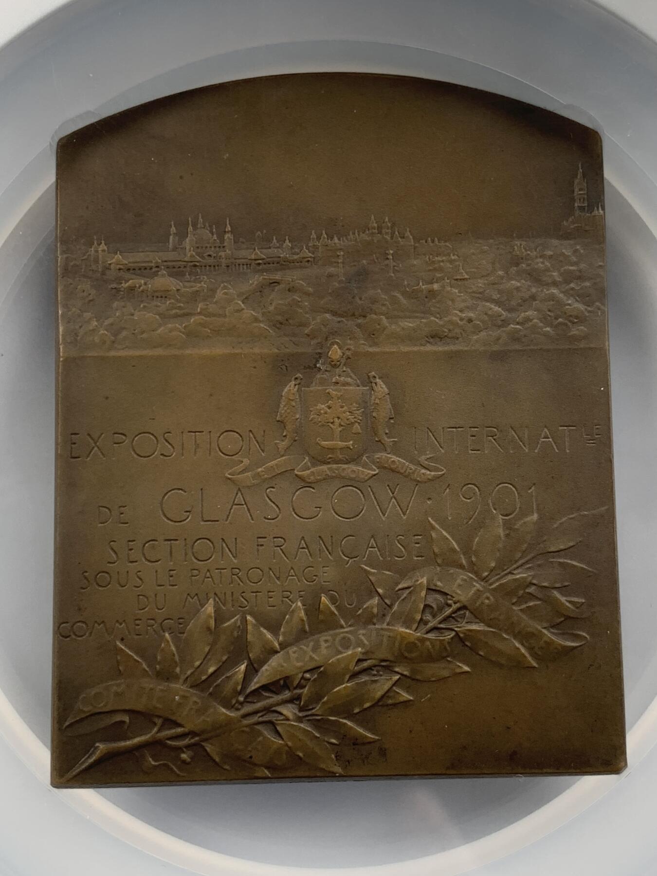 掌中浮雕-藏着的欧洲第054场 NGC MS63 : 1901年苏格兰法国博览会纪念铜章，69 X 53mm，  雕刻家：1900年法国巴黎世博会金奖获得者维克多•佛农（Victor Vernon 1858-1912），Nicolas Maier法国章优秀作品集#161号