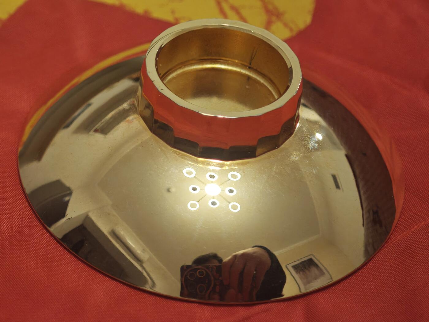 橙子收藏第五期 日本皇室家纹（十六瓣八重表菊纹）的24K镀金酒盏，是近代日本礼仪与工艺文化的典型器物