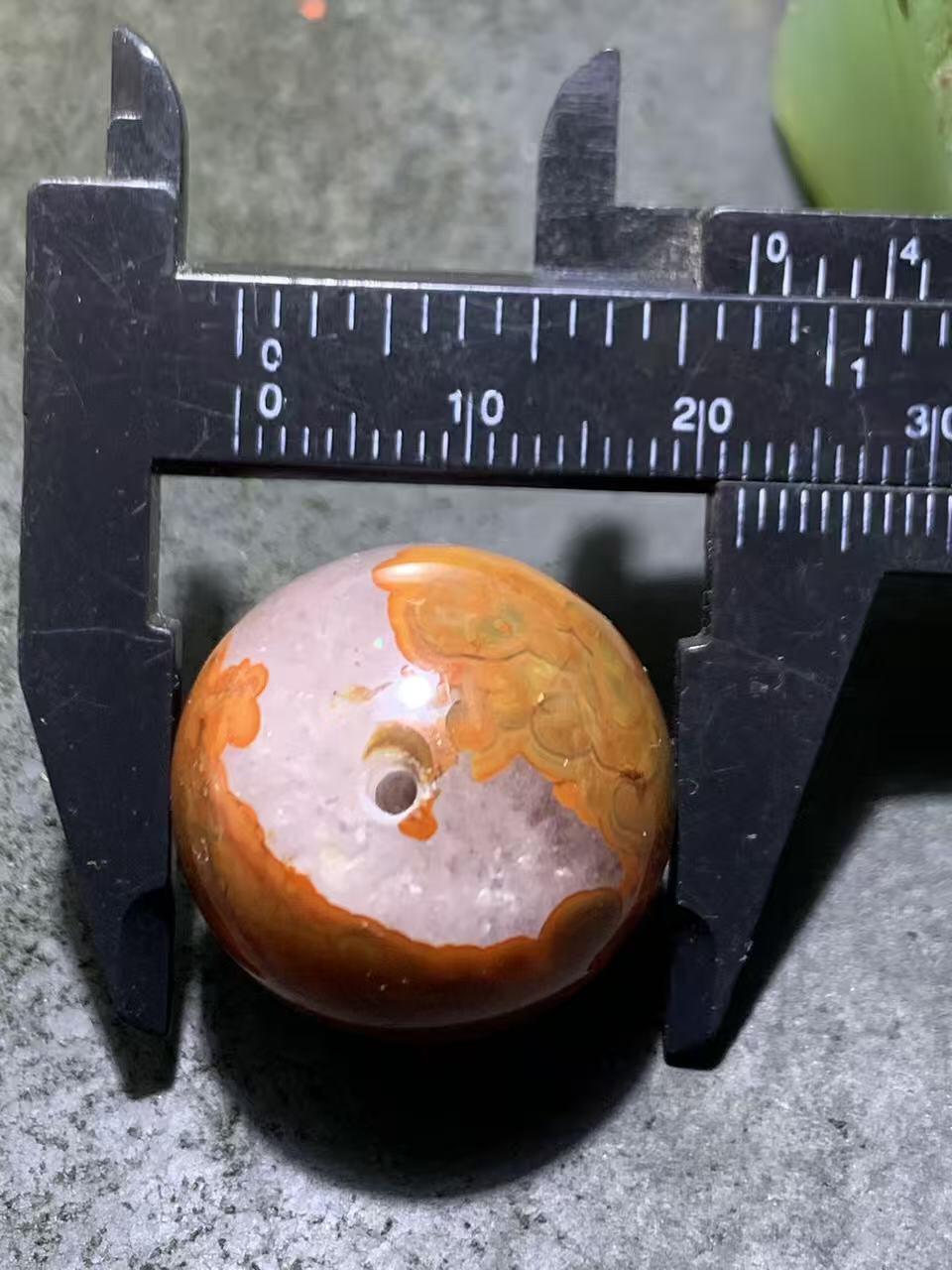 精美草花纹冰飘战国红玛瑙圆珠一颗！