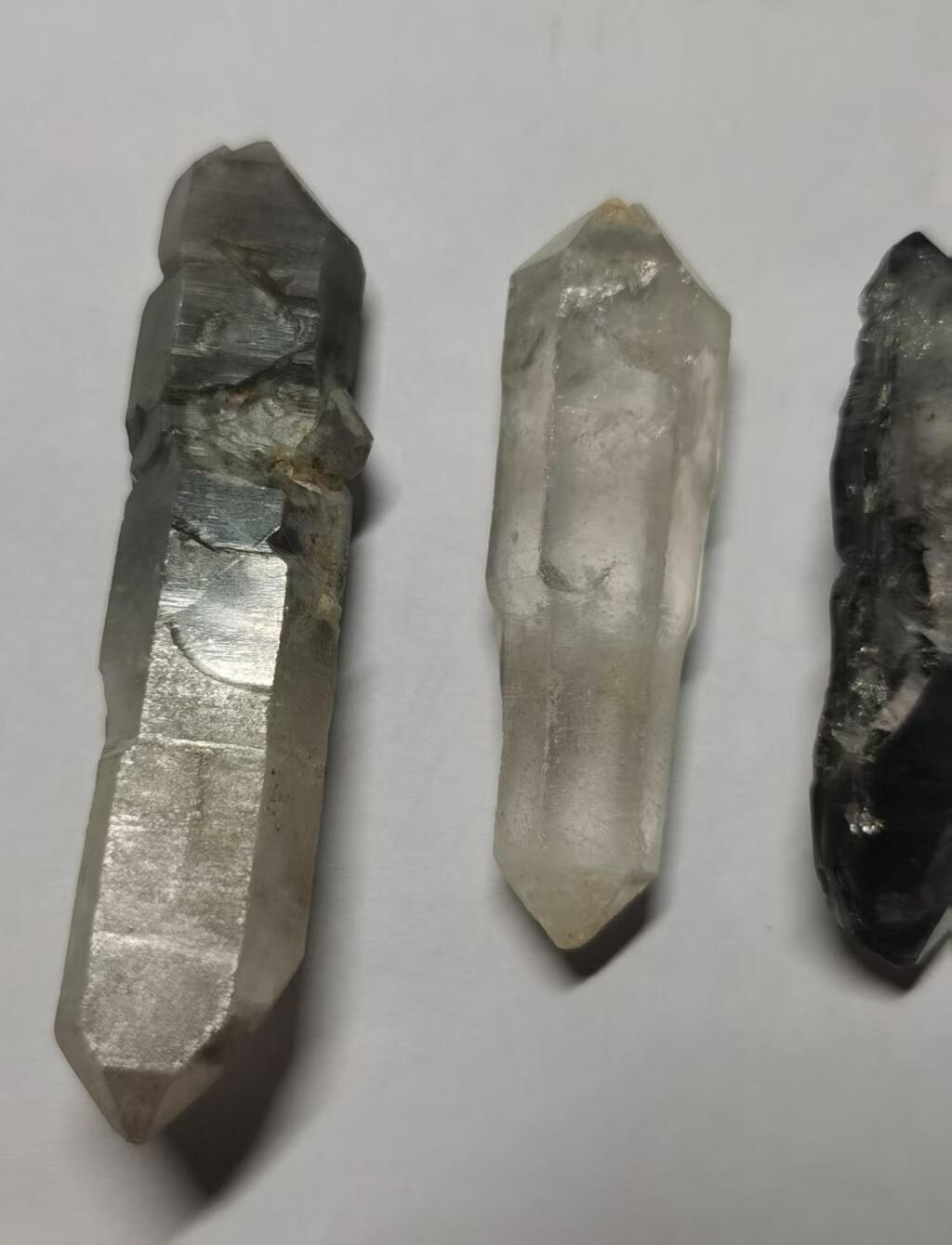 七河·藏家水晶矿标化石小拍（总第41期） 藏家出品 X728（7）小手握大小的云贵闪灵水晶原石一组4件