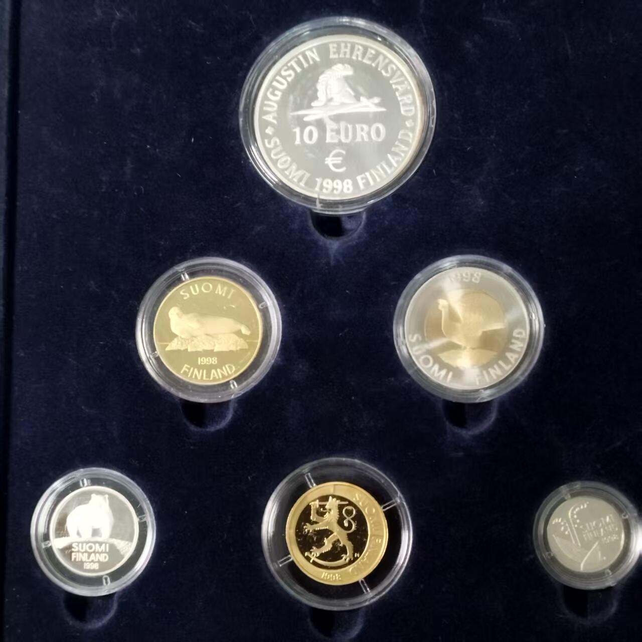 长老汇马年精选第八场拍卖 芬兰1998年精制套币，盒证齐全 带一枚27克大银币 非常少见，量2000