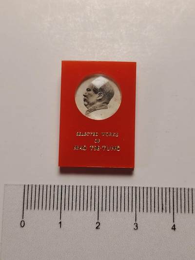 布加迪🐬～世界钱币(上海)🌾第 281 期 /  毛主席像章专拍 - 像章～毛泽东选集 /书本型～外文版