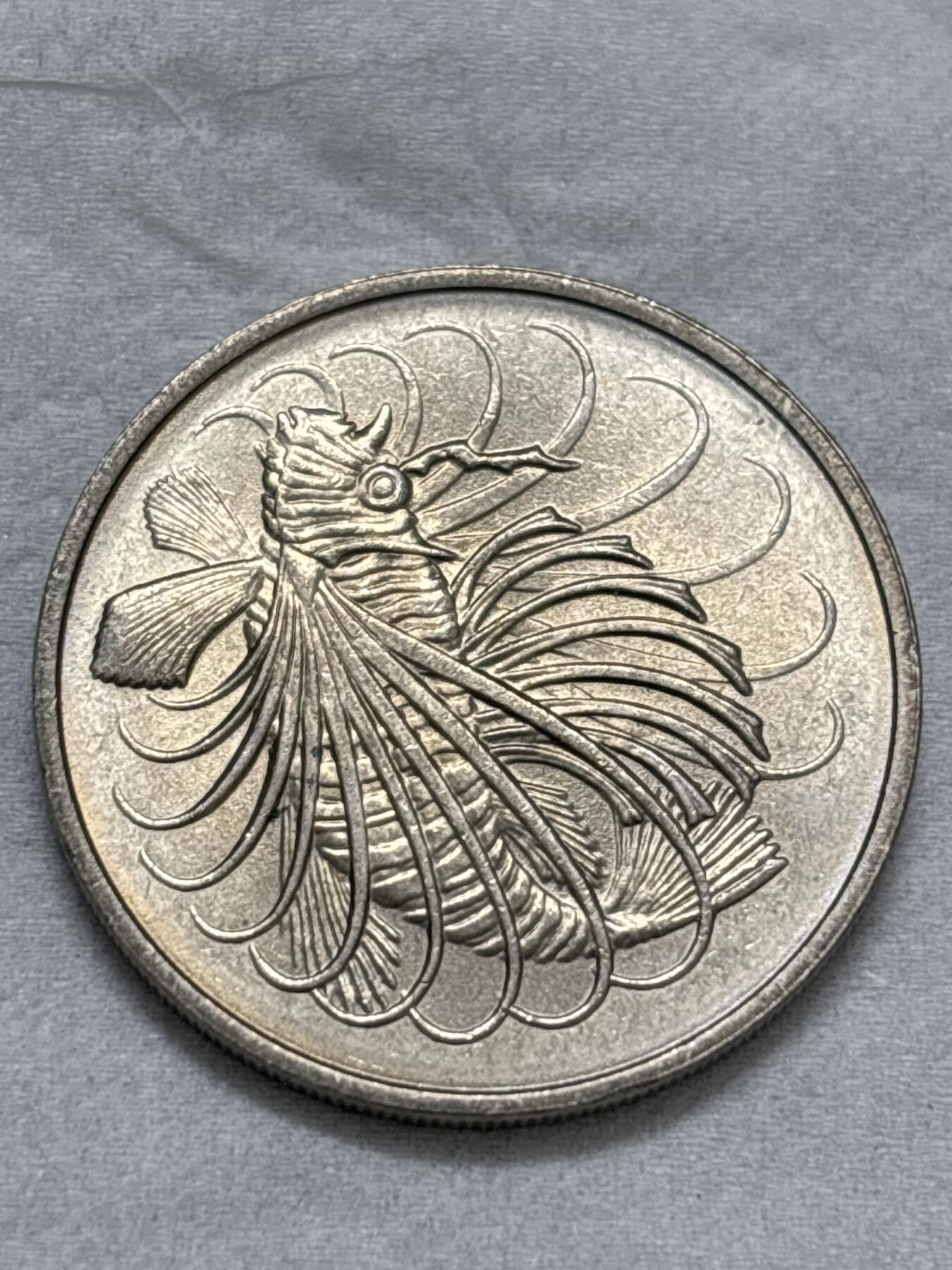 文馨钱币收藏第 296 场，长期接代拍业务 原光品相 1974 年新加坡 50 分狮子鱼