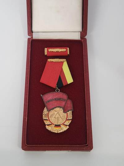 南水社第3次拍卖 春季专场 - 民主德国三级劳动红旗勋章完整带盒略 品相一般 盒子有粘