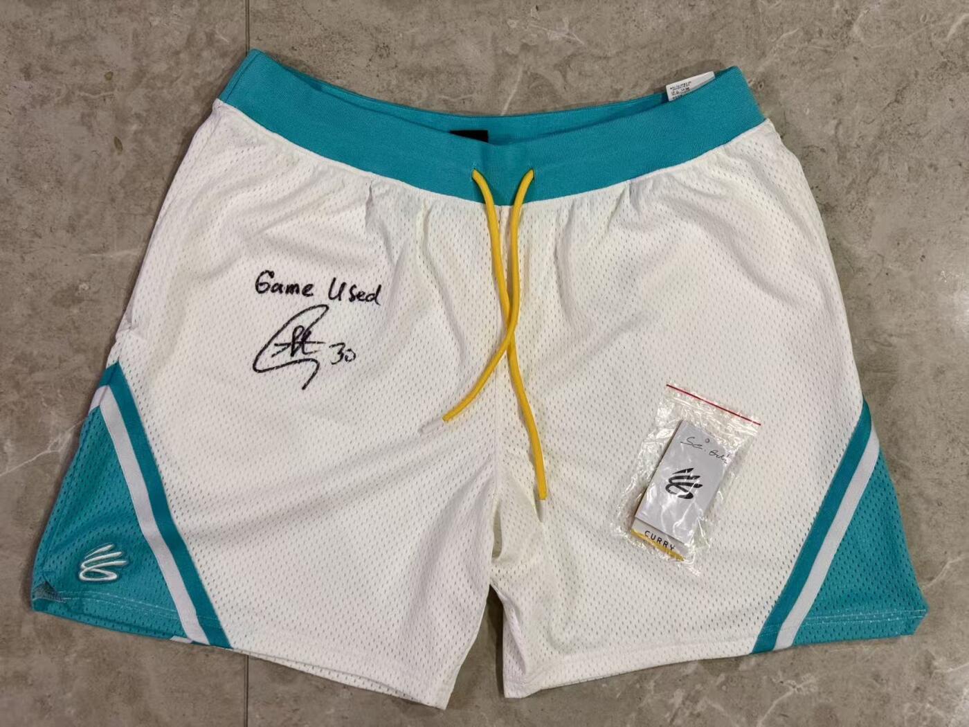 零元拍： 斯蒂芬·库里亲签"Game Used"亲穿UA安德玛库里迪攀系列篮球短裤，吊牌也在工作人员取下以后密封收好，以便收藏，签于UA CURRY品牌亚洲行重庆站！     