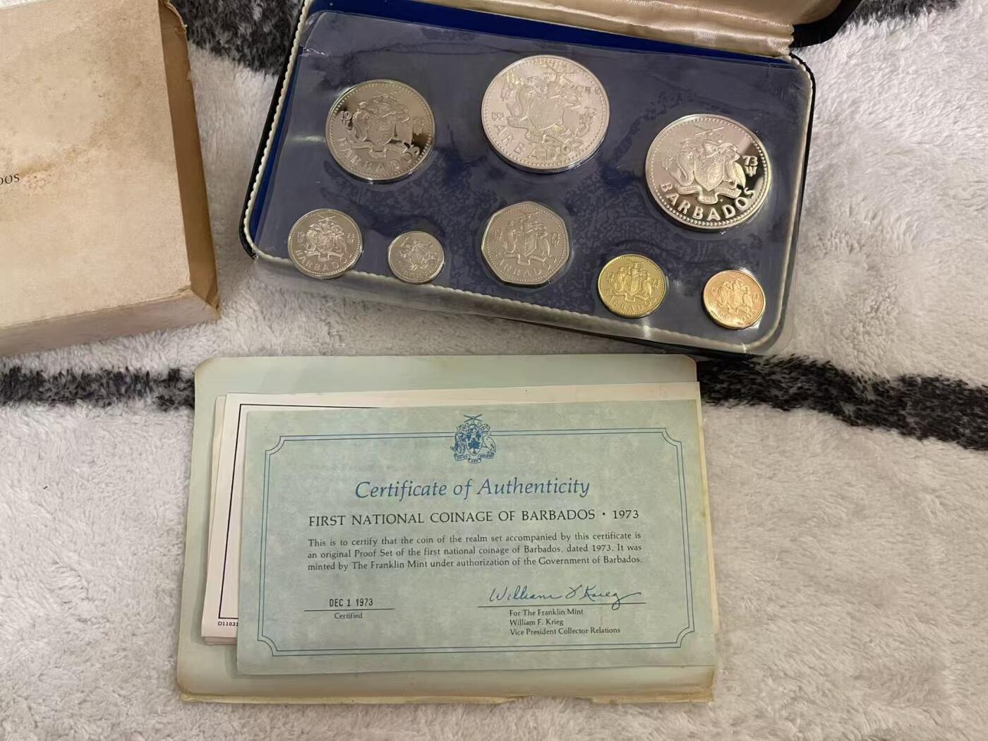 ❤️【币观天下】❤️ 第344期钱币秒杀拍卖场- 2026.3.6周五晚上6点半场 长期征集拍品  巴巴多斯1973年首套国家精制币 含两枚超大高值银币精制币 两枚银币60克左右 大银币有氧化 盒证齐全