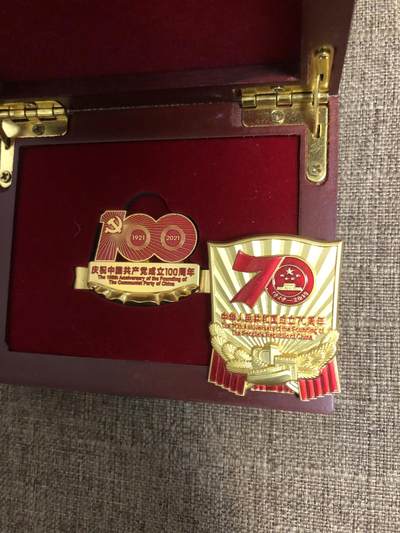 两枚徽章一起拍 - 两枚徽章一起拍