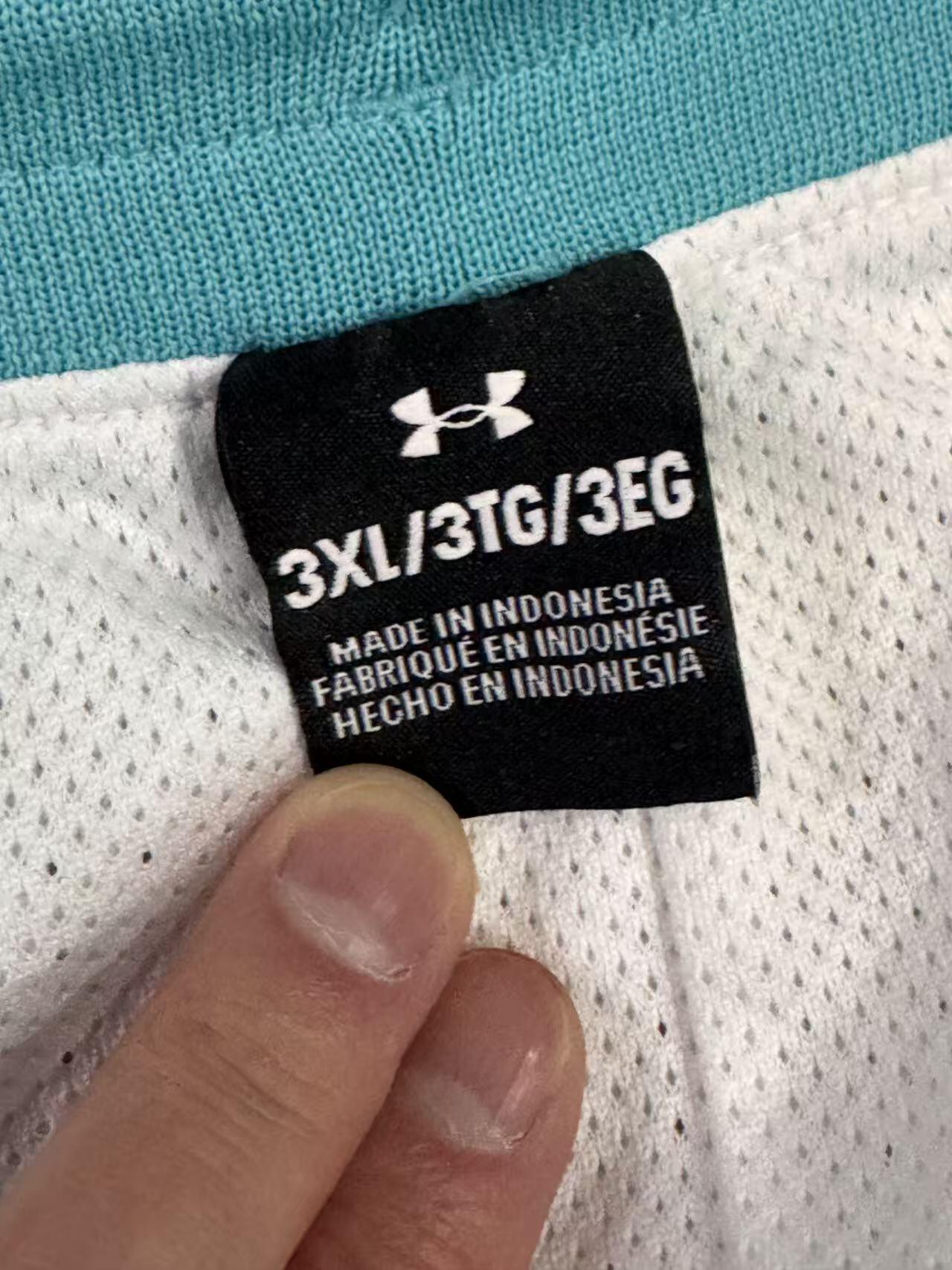 零元拍： 斯蒂芬·库里亲签"Game Used"亲穿UA安德玛库里迪攀系列篮球短裤，吊牌也在工作人员取下以后密封收好，以便收藏，签于UA CURRY品牌亚洲行重庆站！     