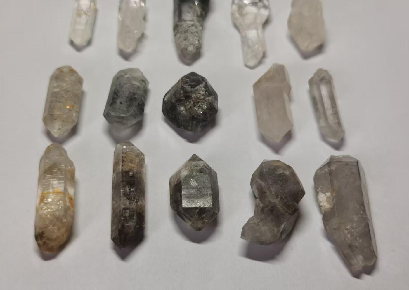 七河·藏家水晶矿标化石小拍（总第41期） 藏家出品 X755（6） 多品种云贵闪灵水晶原石一组15件 50多克