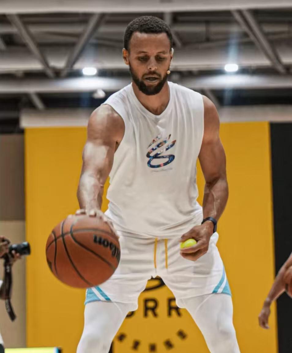 零元拍： 斯蒂芬·库里亲签"Game Used"亲穿UA安德玛库里迪攀系列篮球短裤，吊牌也在工作人员取下以后密封收好，以便收藏，签于UA CURRY品牌亚洲行重庆站！     