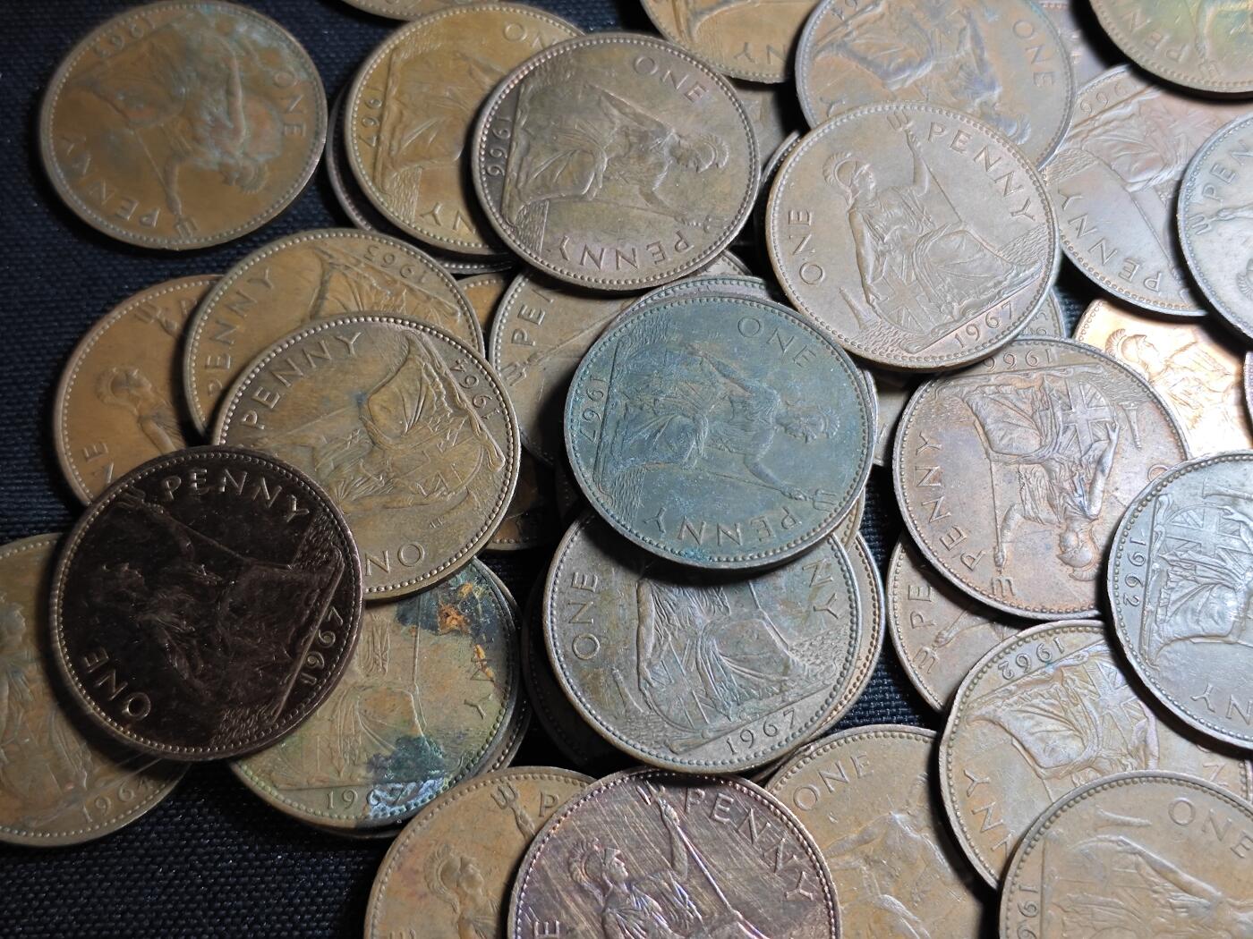 KK钱币收藏小铺   套币 批量/好品散币专场 2月预留时间 周末发货  英国1便士铜币 女王一组92枚