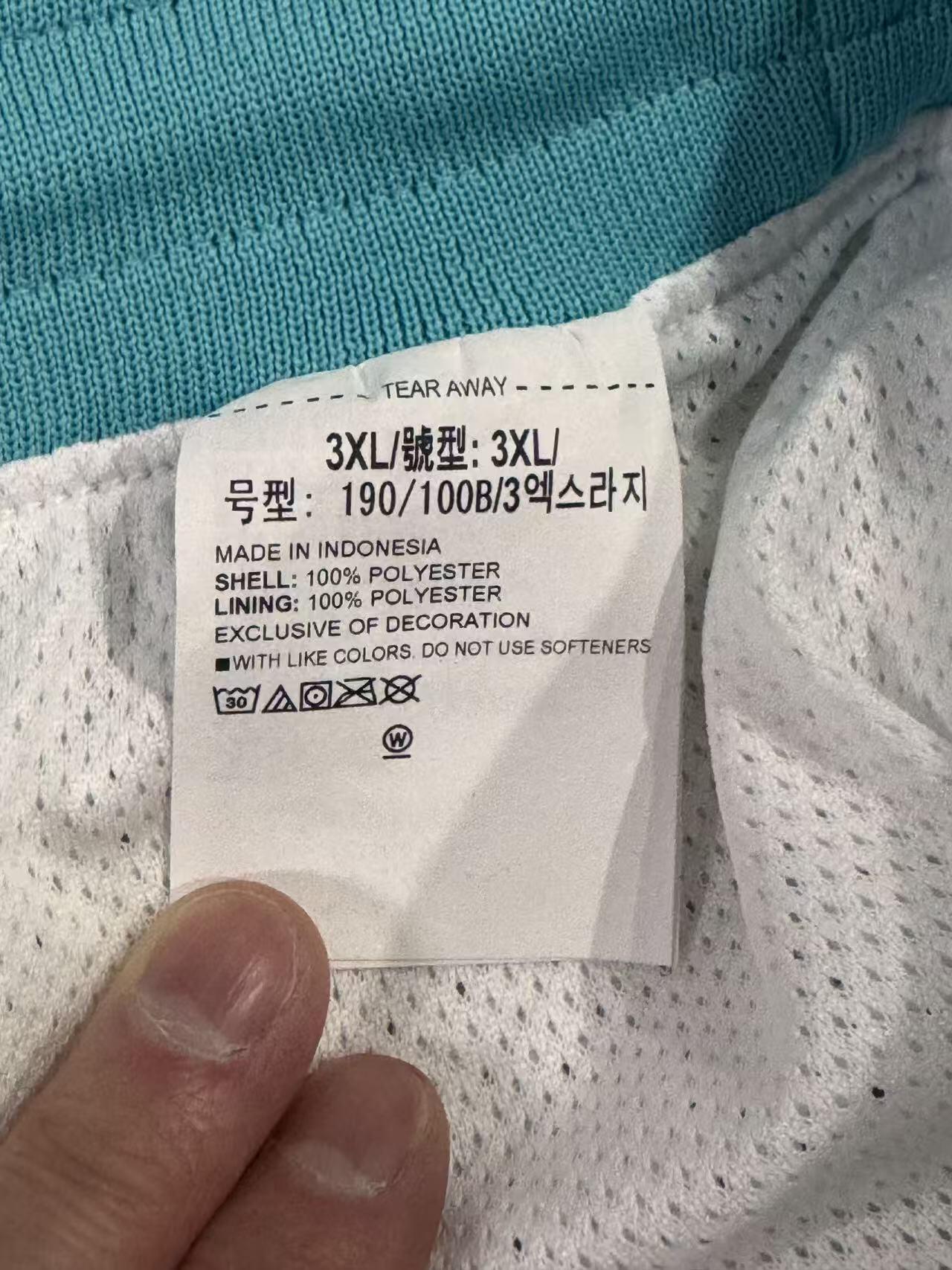 零元拍： 斯蒂芬·库里亲签"Game Used"亲穿UA安德玛库里迪攀系列篮球短裤，吊牌也在工作人员取下以后密封收好，以便收藏，签于UA CURRY品牌亚洲行重庆站！     