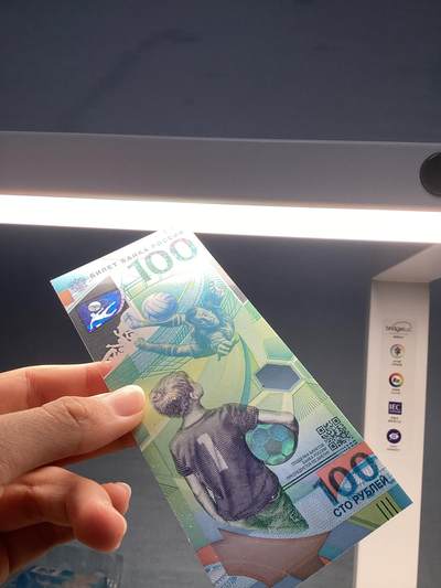 拍卖中。    外币保真塑料钞5张