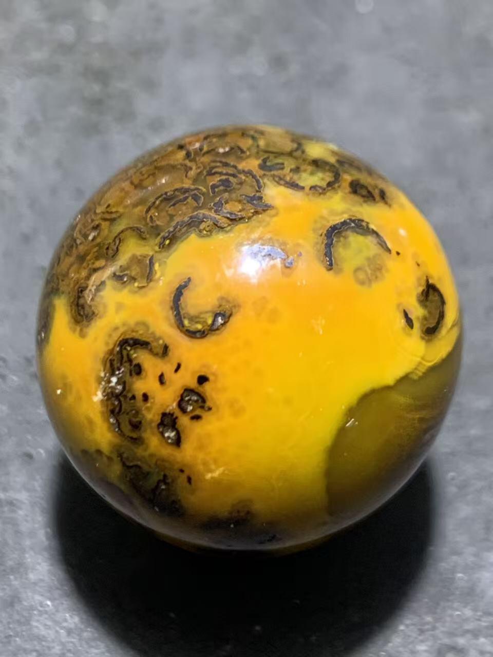 精美高玉化冻料冰飘草花纹战国红玛瑙圆珠一个！