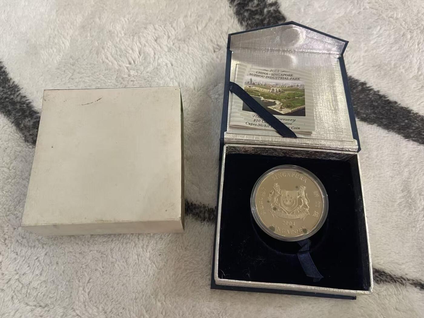 ❤️【币观天下】❤️ 第344期钱币秒杀拍卖场- 2026.3.6周五晚上6点半场 长期征集拍品  新加坡2004年苏州工业园区成立十周年类精致币 官方原包装 发行量7000枚 如图有氧化
