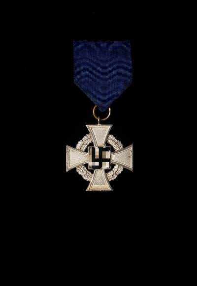 戎马世界章牌大赏第112期 德专场 - 公务员服役25年奖章 品相不错