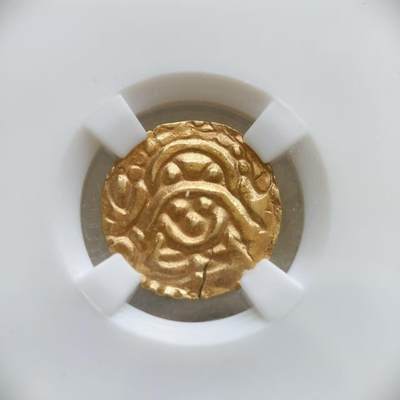 瓶子🏺第232期拍卖会 - 古印度卡拉丘里王朝 耿吉亚·提婆金币 公元1015-1041年发行 正面：吉祥天女坐像 背面：天城体梵文 重3.82克  卡拉丘里王朝（约845-1218年）是古印度德干高原的一个重要王国，耿吉亚·提婆是中期的国王