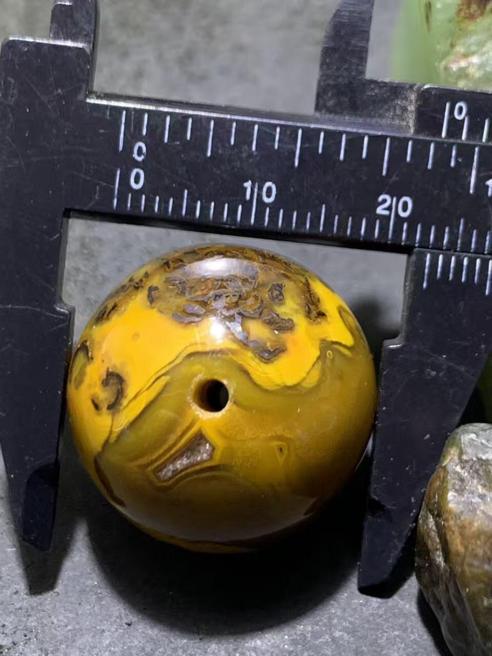 精美高玉化冻料冰飘草花纹战国红玛瑙圆珠一个！