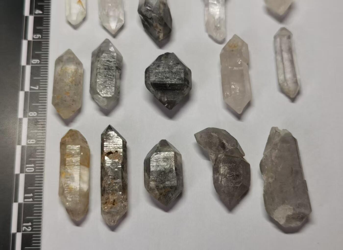 七河·藏家水晶矿标化石小拍（总第41期） 藏家出品 X755（6） 多品种云贵闪灵水晶原石一组15件 50多克