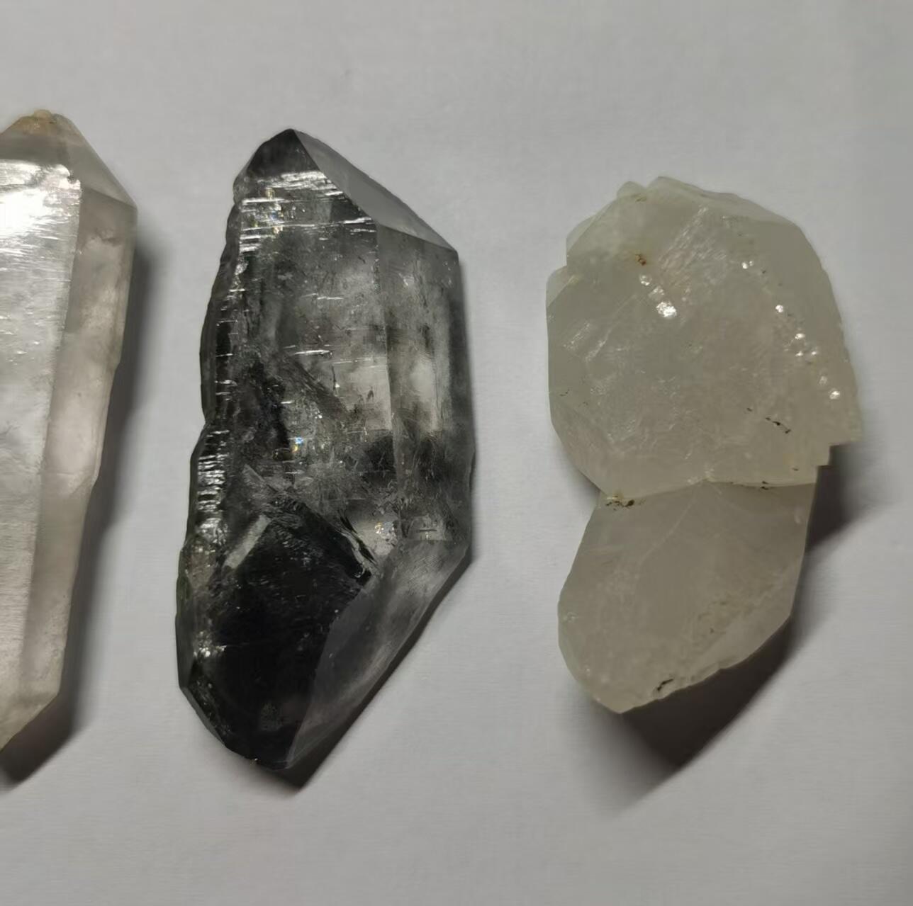 七河·藏家水晶矿标化石小拍（总第41期） 藏家出品 X728（7）小手握大小的云贵闪灵水晶原石一组4件