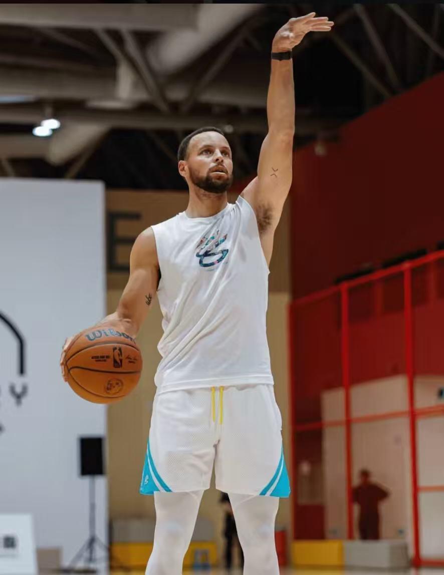 零元拍： 斯蒂芬·库里亲签"Game Used"亲穿UA安德玛库里迪攀系列篮球短裤，吊牌也在工作人员取下以后密封收好，以便收藏，签于UA CURRY品牌亚洲行重庆站！     