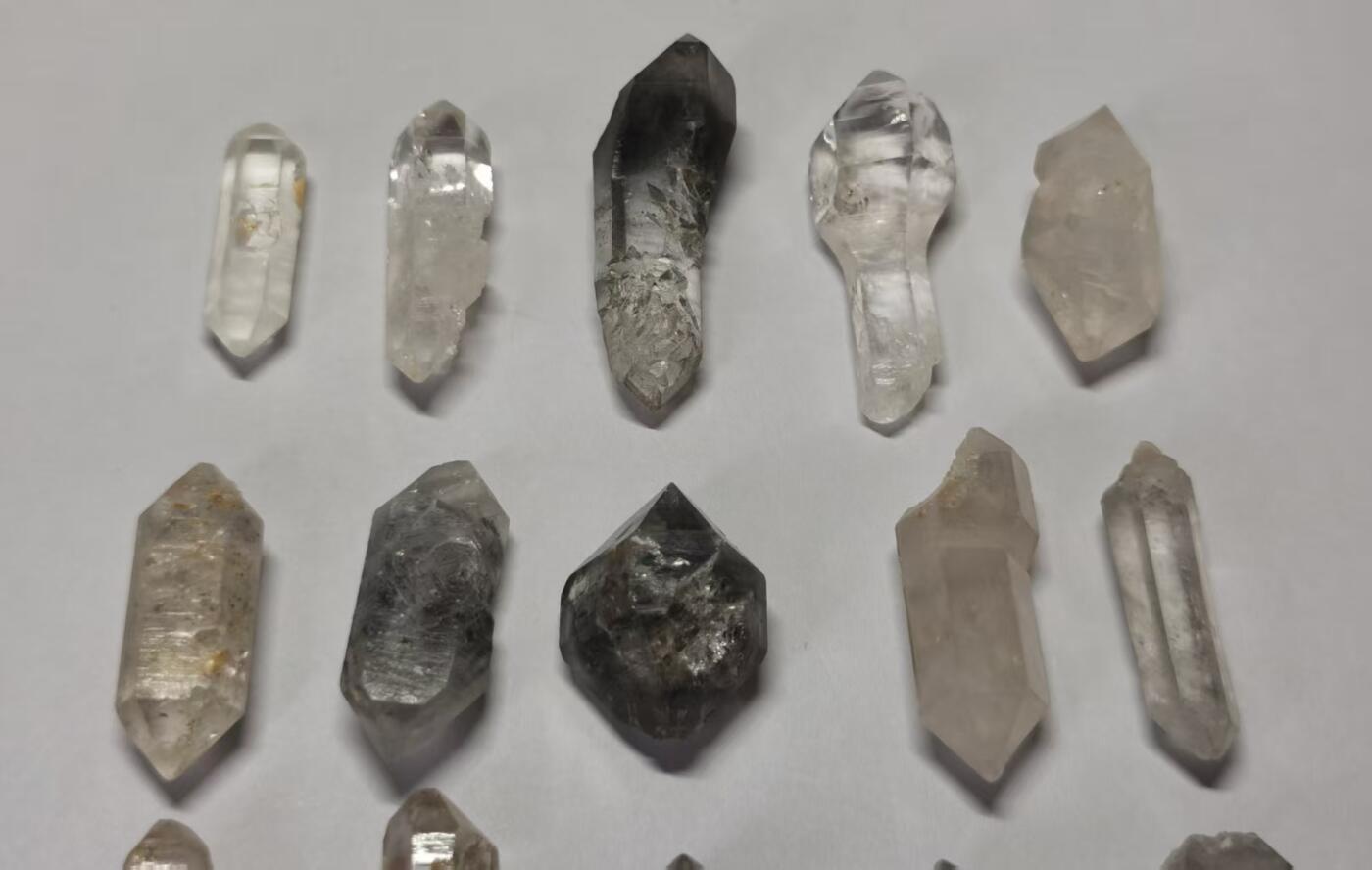 七河·藏家水晶矿标化石小拍（总第41期） 藏家出品 X755（6） 多品种云贵闪灵水晶原石一组15件 50多克