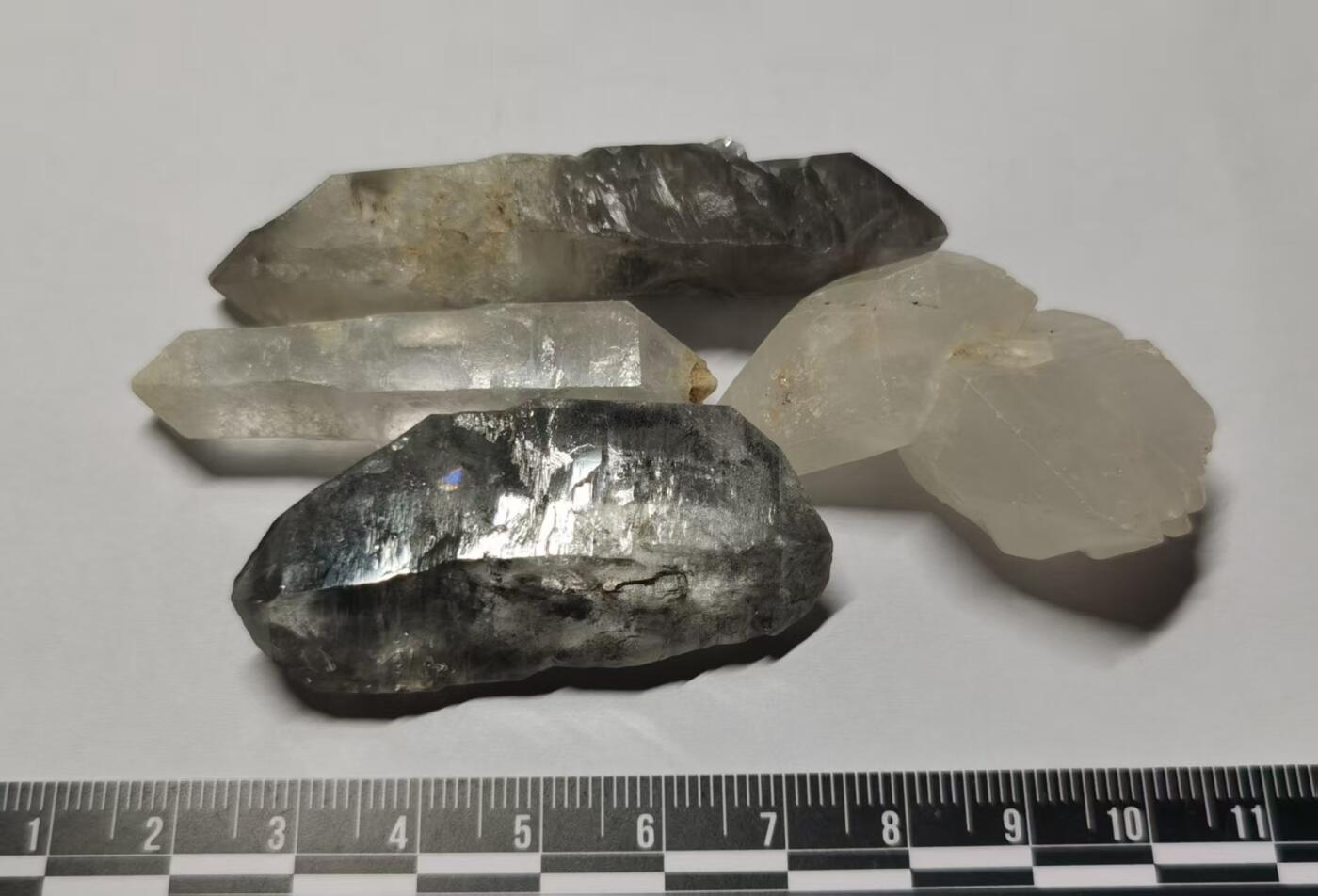 七河·藏家水晶矿标化石小拍（总第41期） 藏家出品 X728（7）小手握大小的云贵闪灵水晶原石一组4件