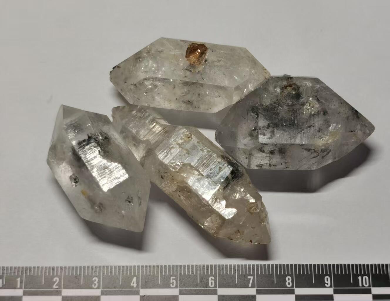 七河·藏家水晶矿标化石小拍（总第41期） 藏家出品X758（9）比较大块头的云贵闪灵水晶原石一组4件