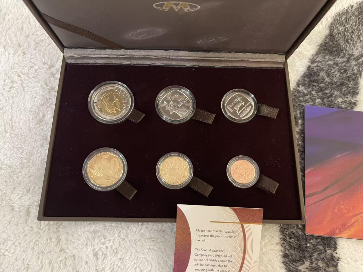 ❤️【币观天下】❤️ 第344期钱币秒杀拍卖场- 2026.3.6周五晚上6点半场 长期征集拍品  南非2016年官方盒装精制币套装 盒证齐全 发行量仅3000套