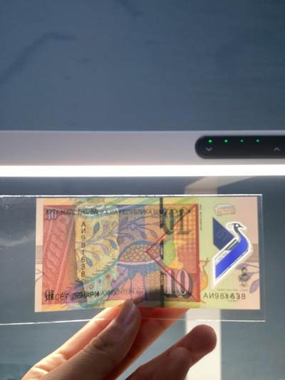 拍卖中。    外币保真塑料钞5张