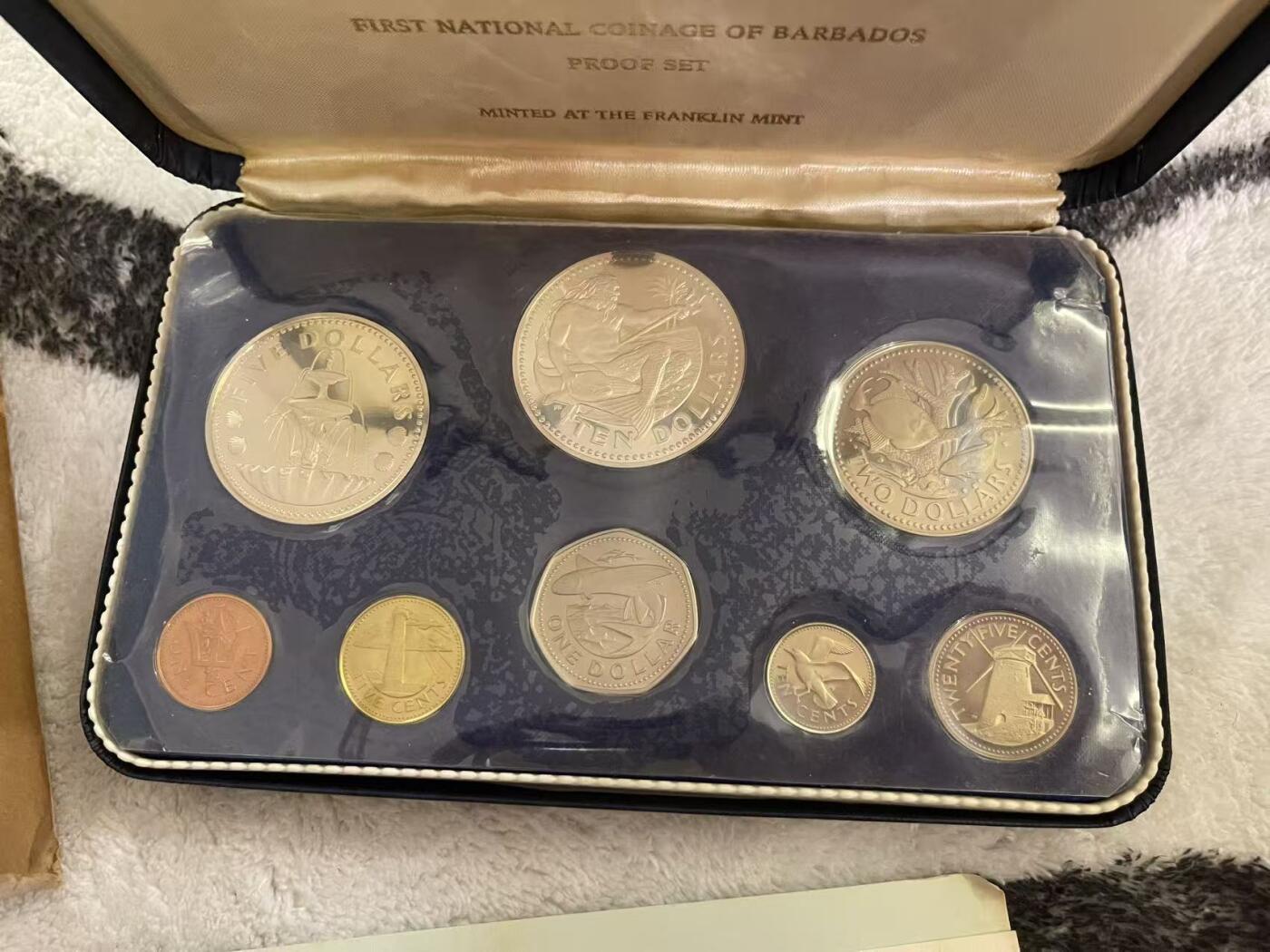 ❤️【币观天下】❤️ 第344期钱币秒杀拍卖场- 2026.3.6周五晚上6点半场 长期征集拍品  巴巴多斯1973年首套国家精制币 含两枚超大高值银币精制币 两枚银币60克左右 大银币有氧化 盒证齐全