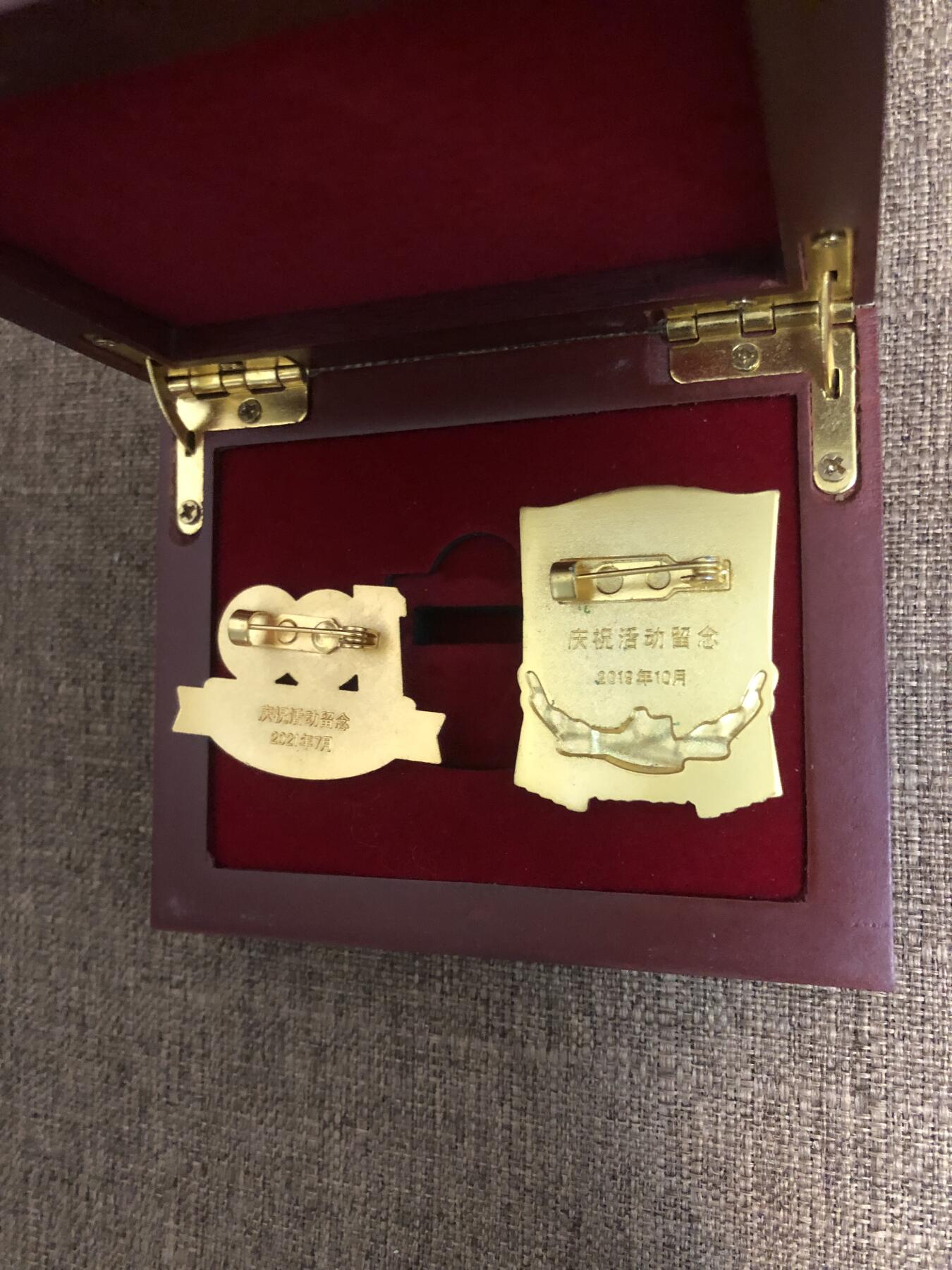 两枚徽章一起拍