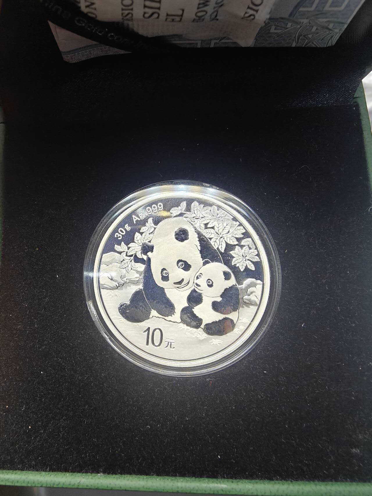 2024年金总发行礼盒装熊猫币一枚