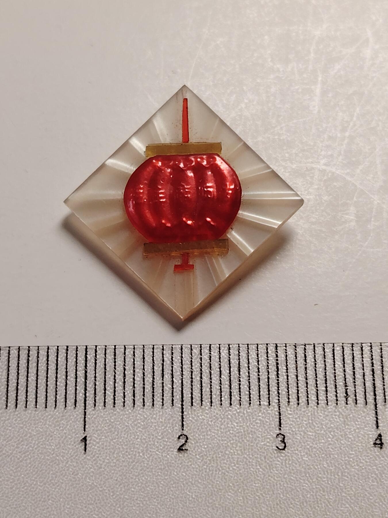 布加迪🐬～世界钱币(上海)🌾第 281 期 /  毛主席像章专拍 像章～有机玻璃灯笼菱形章